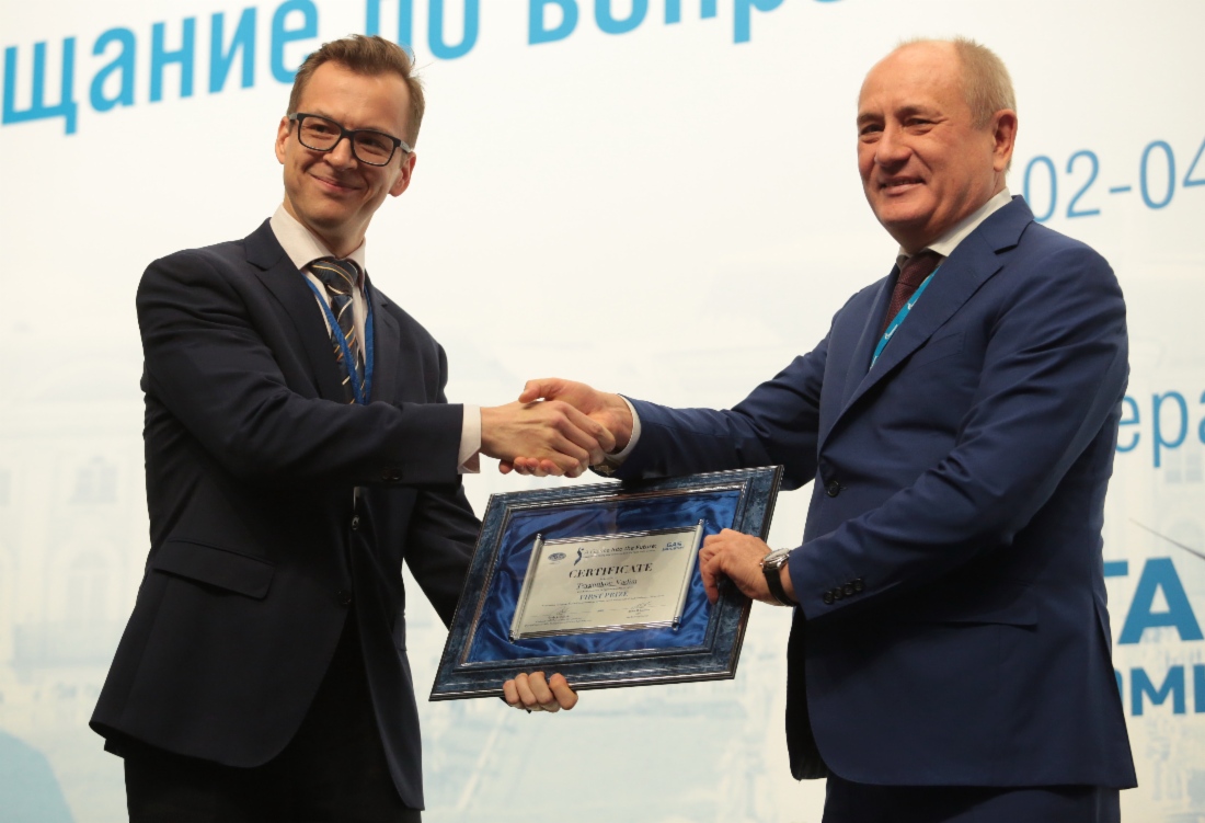 Vitaly Markelov (right), Deputy Chairman of Gazprom Management Committee, giving award to Vadim Tsygankov